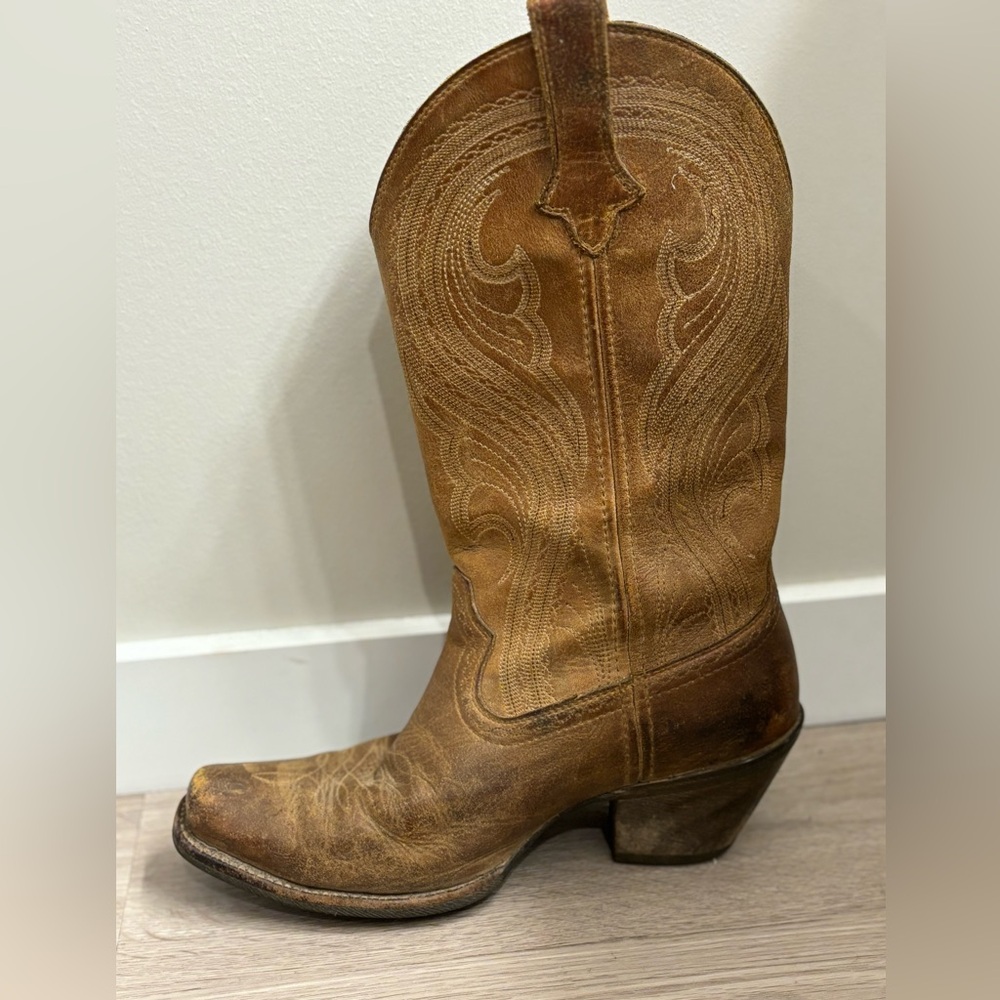 Ariat women’s boots brown size 8 :)